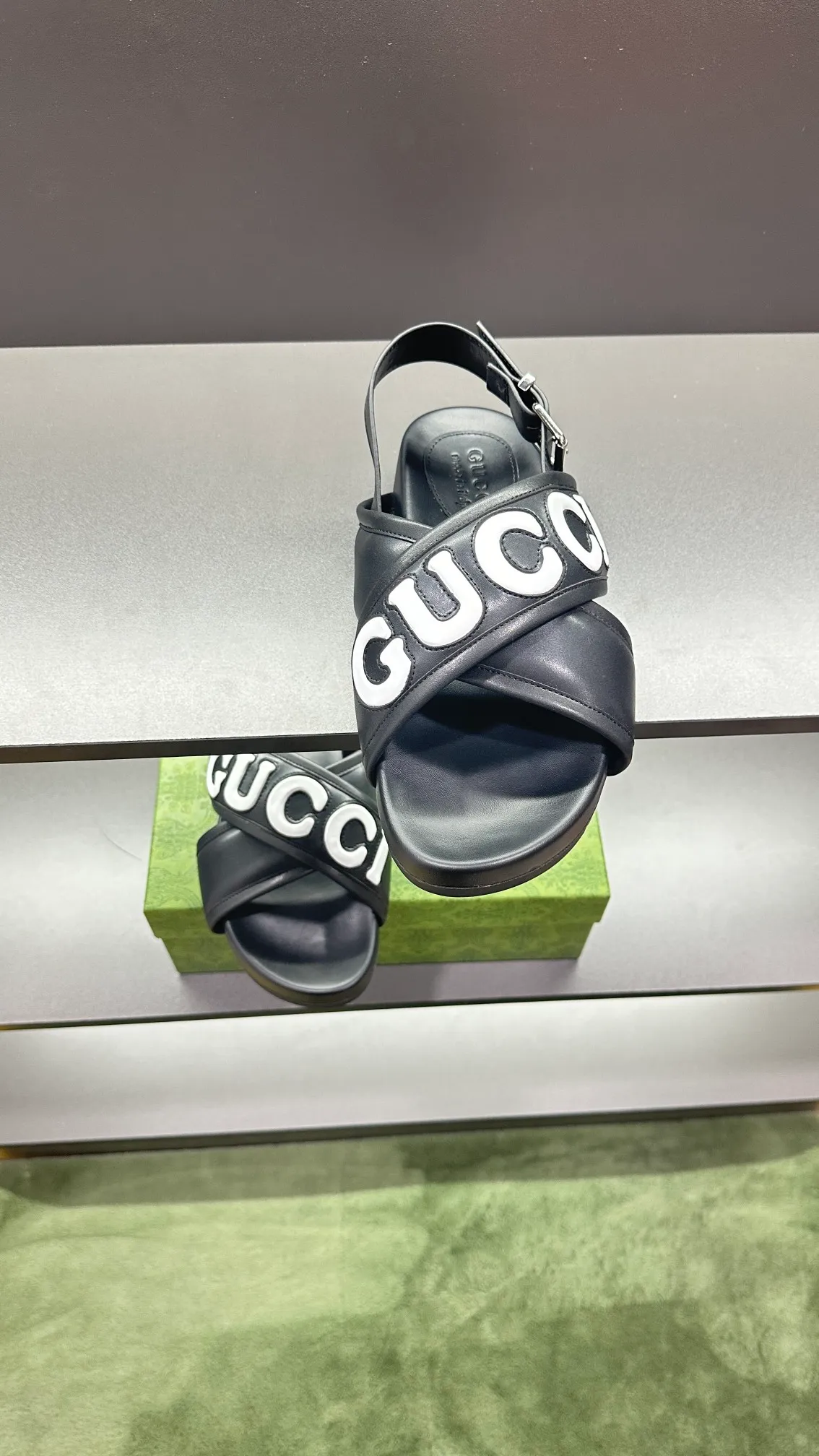 [G Family Couple Style] P: 320💰Female size 36~40 Men's size 39~45, (46. Custom-made GG slippers for men and women. This slipper is made of GG polyester fiber and is decorated with a Gucci label on the front, which adds a striking logo feel to the style. Beige GG recycled polyester fiber, same size for men and women, leather trim